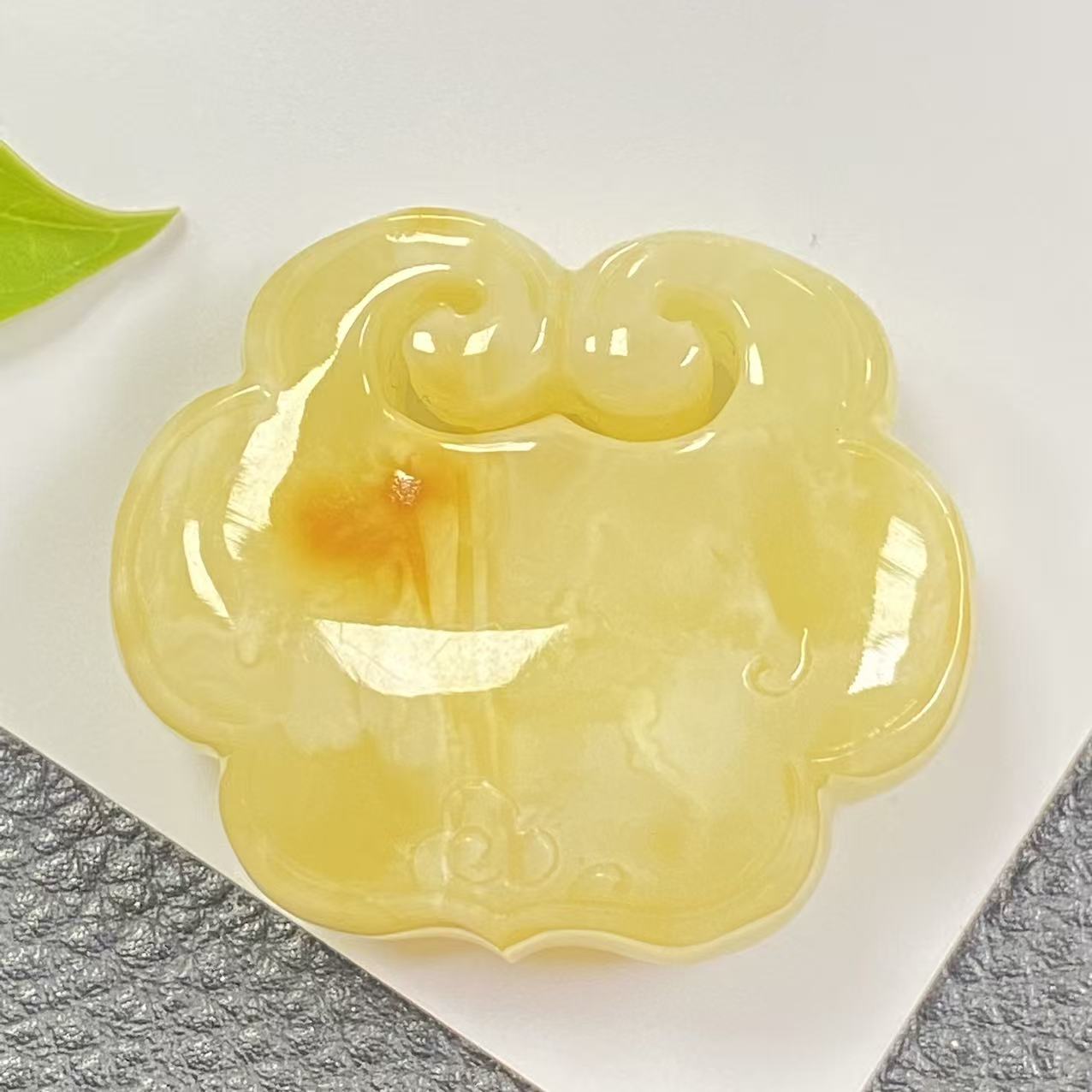 「戴琴珠宝」Q1290-蜜蜡雕刻件吊坠（多样性发其一）