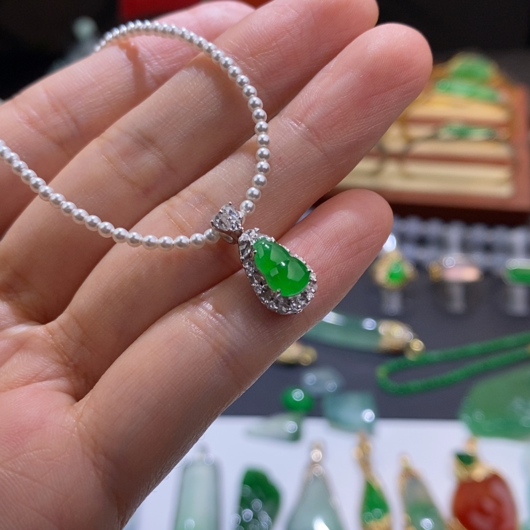 翡翠颈饰18K金镶嵌吊坠