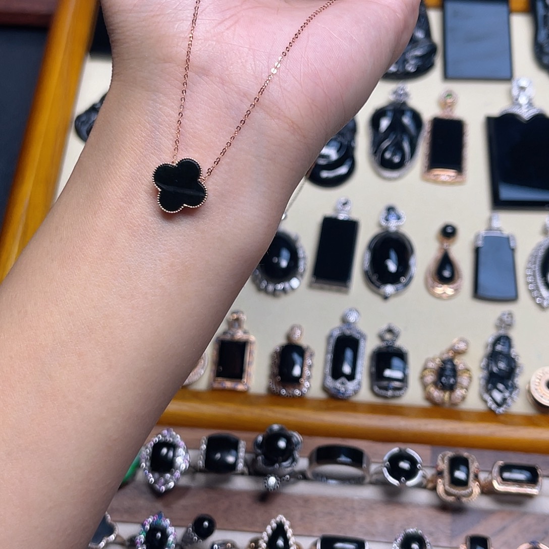 翡翠18K金镶嵌套链四叶草