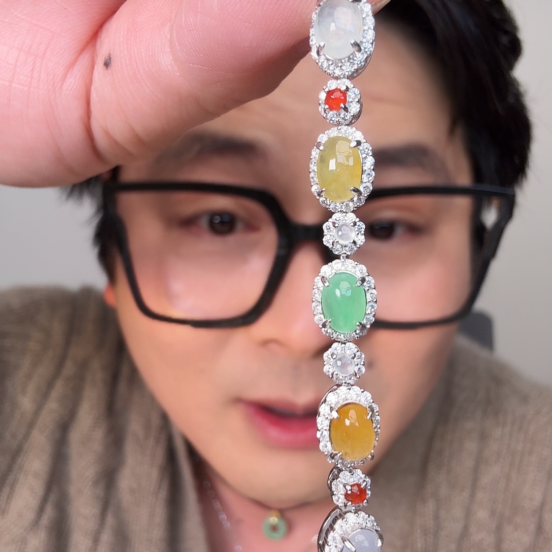 翡翠未镶嵌颈饰一件