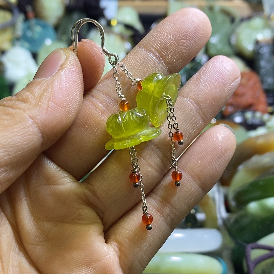 岫玉未镶嵌耳环一对