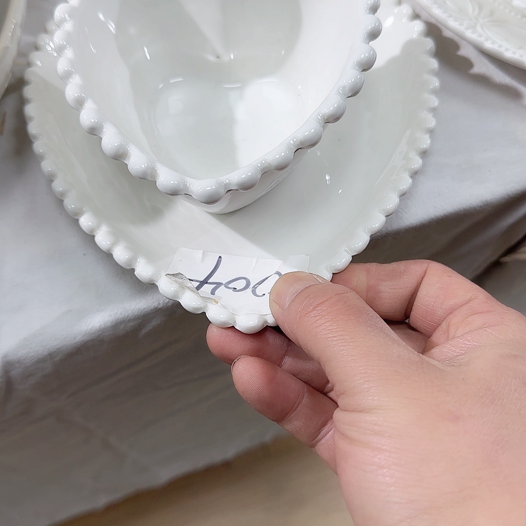 瓷片三个大三个小。  