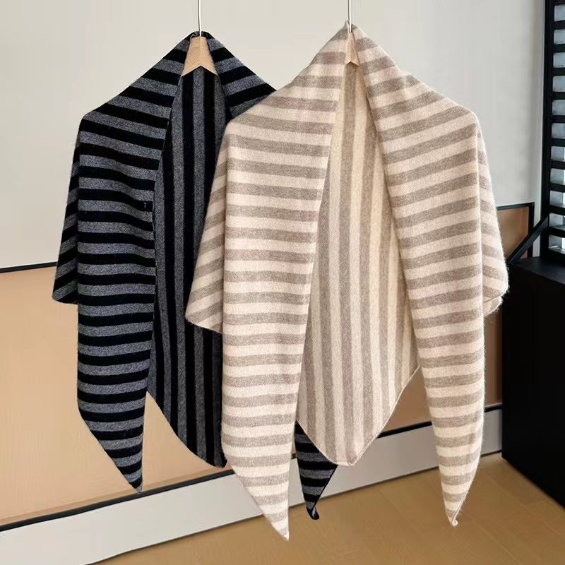 女经典大三角围巾网红气质条纹秋季羊绒针织披肩民族风披风R712