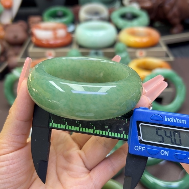 未镶嵌手镯石英岩玉