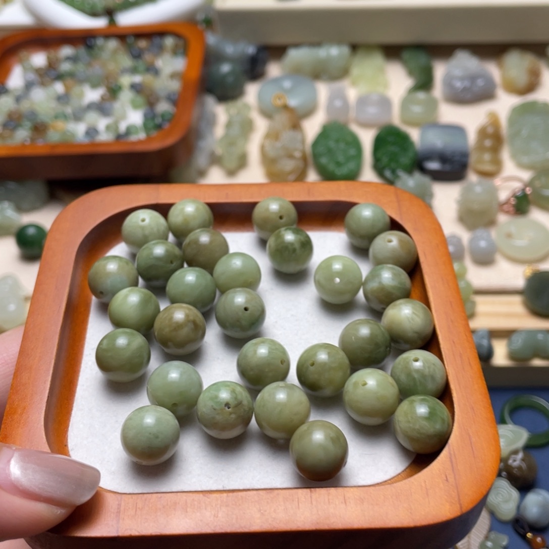 和田玉未镶嵌颈饰一个