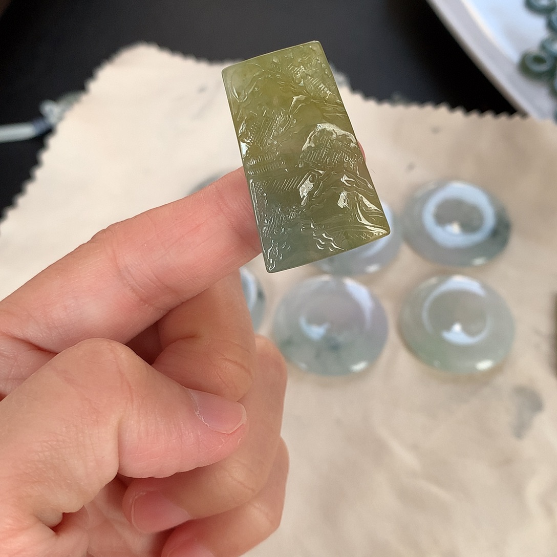 翡翠未镶嵌颈饰山水