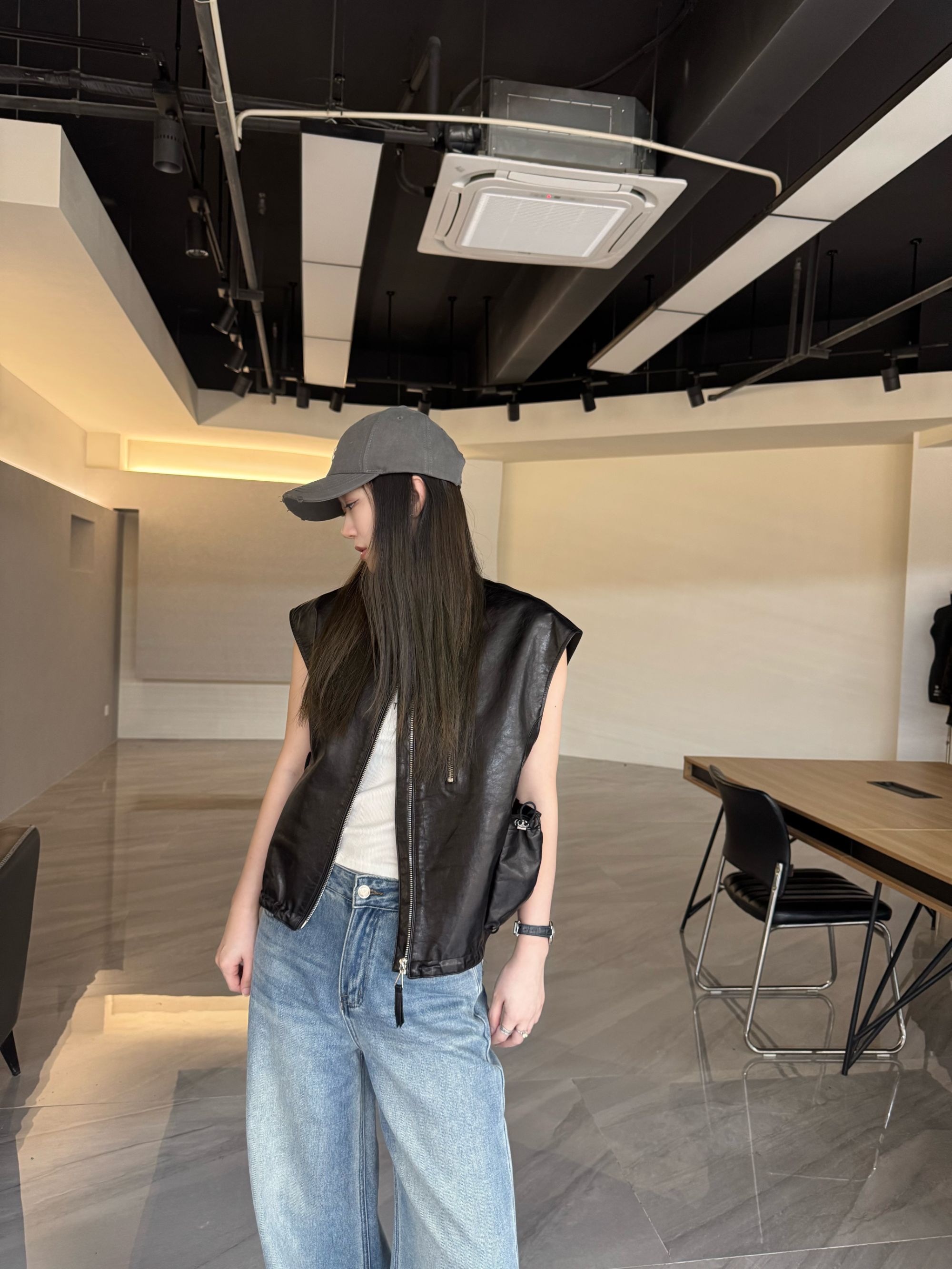 (欣娜定制)2025新款休闲油蜡植鞣重工真皮绵羊皮马甲女（2W888）