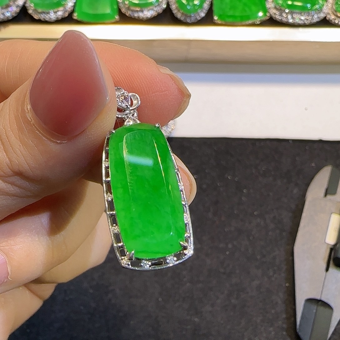 翡翠18K金镶嵌颈饰无事牌