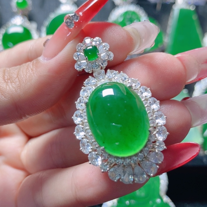 翡翠颈饰银S925镶嵌18312069。