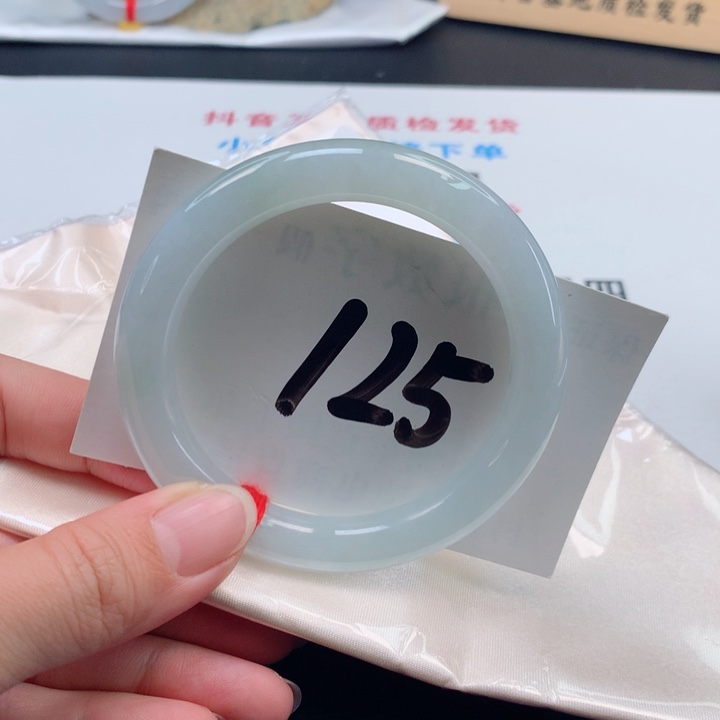 翡翠手镯未镶嵌冰