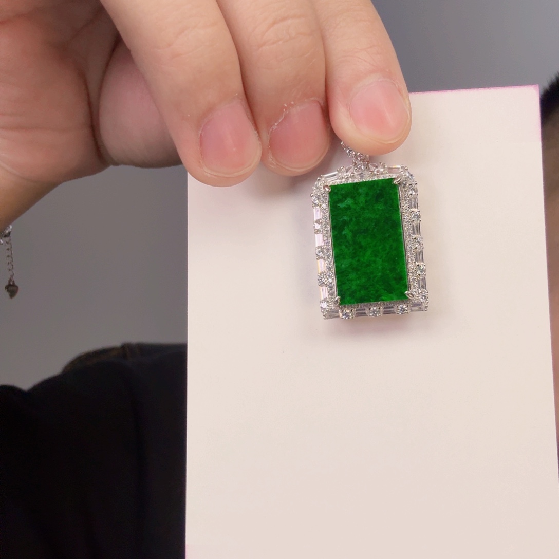 翡翠颈饰未镶嵌一件