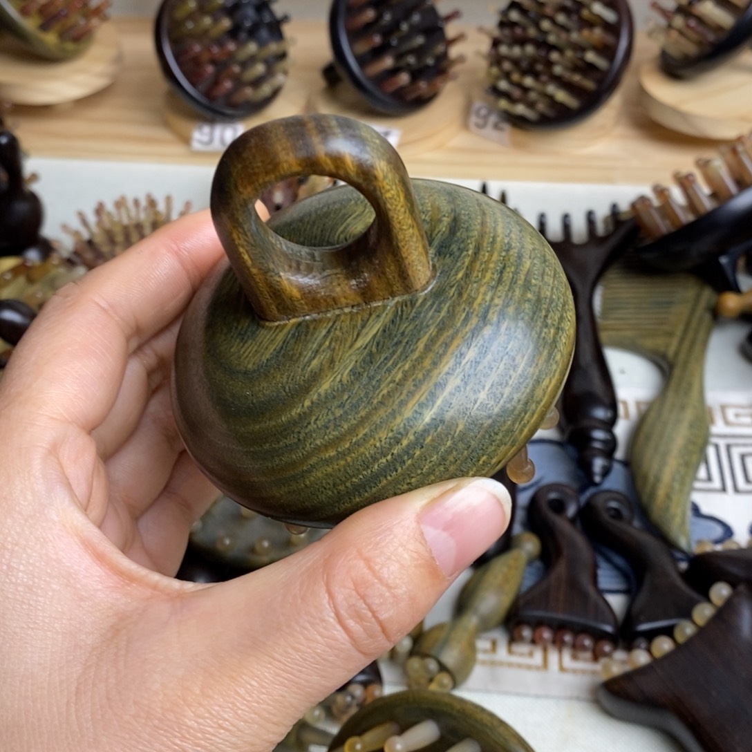 瑕疵绿檀按摩梳子