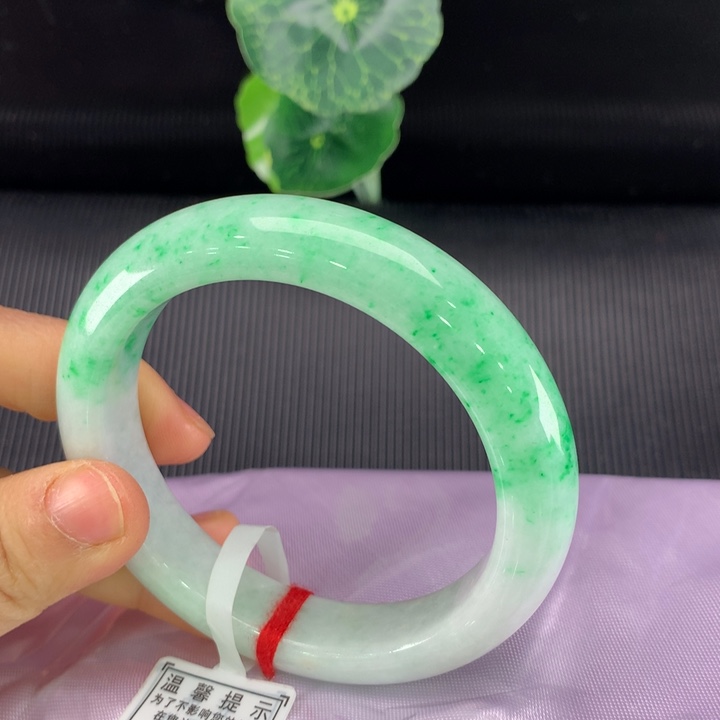 翡翠手镯未镶嵌春****?正圈58
