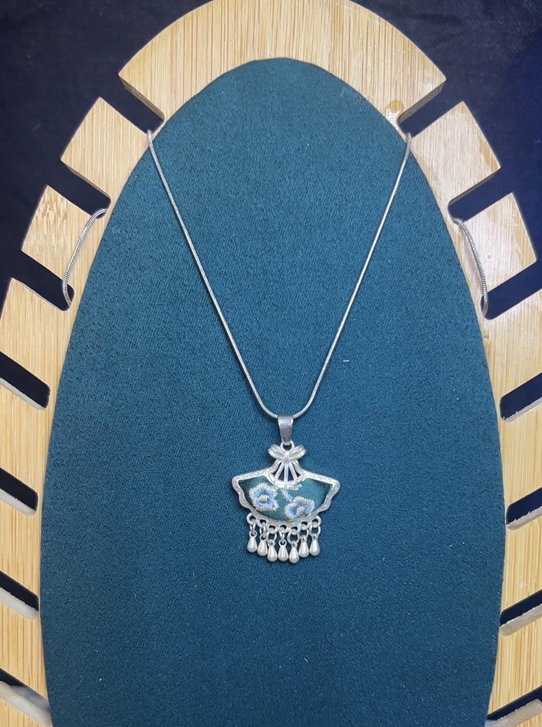 刺绣纯手工民族风新中式腊梅扇子锁骨吊坠