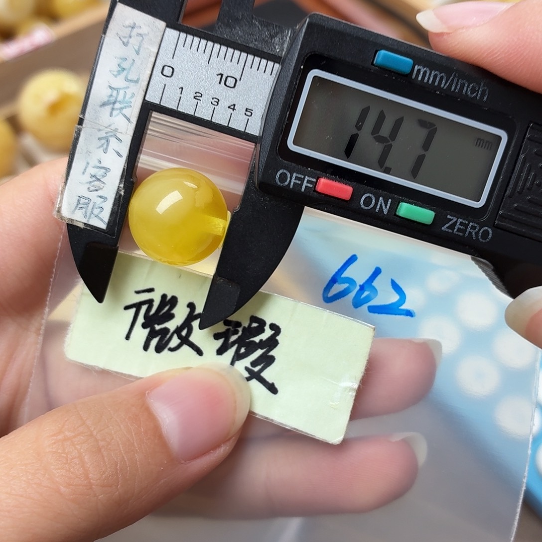 ****苒琥珀未镶嵌裸石蜜蜡