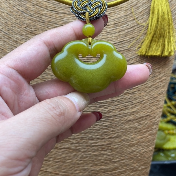 蛇纹石玉吊坠合金