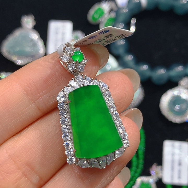 翡翠颈饰未镶嵌翡翠