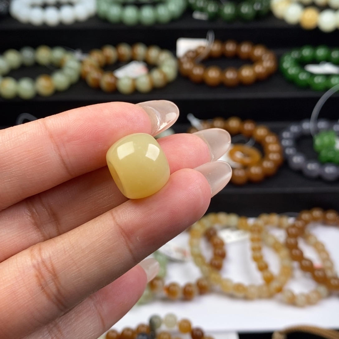 和田玉吊坠未镶嵌人**是