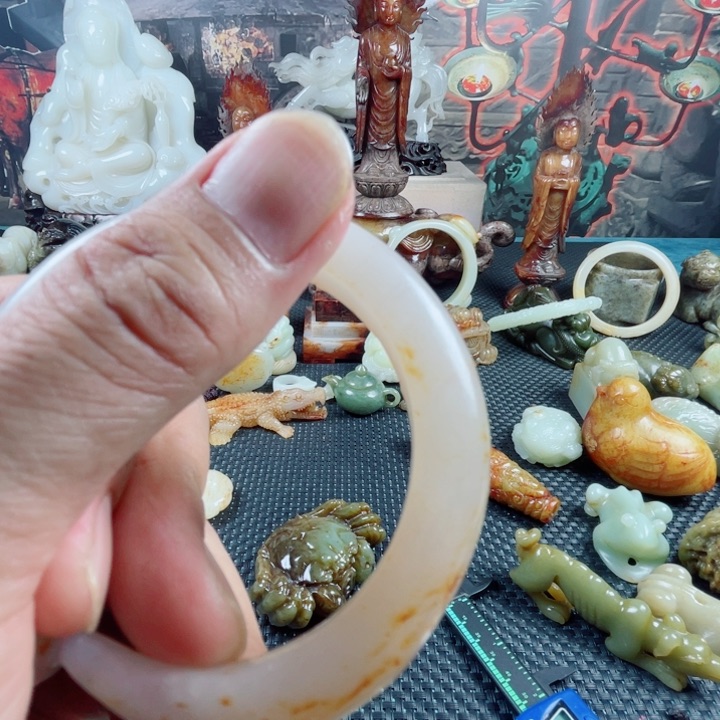 玉***人和田玉未镶嵌颈饰