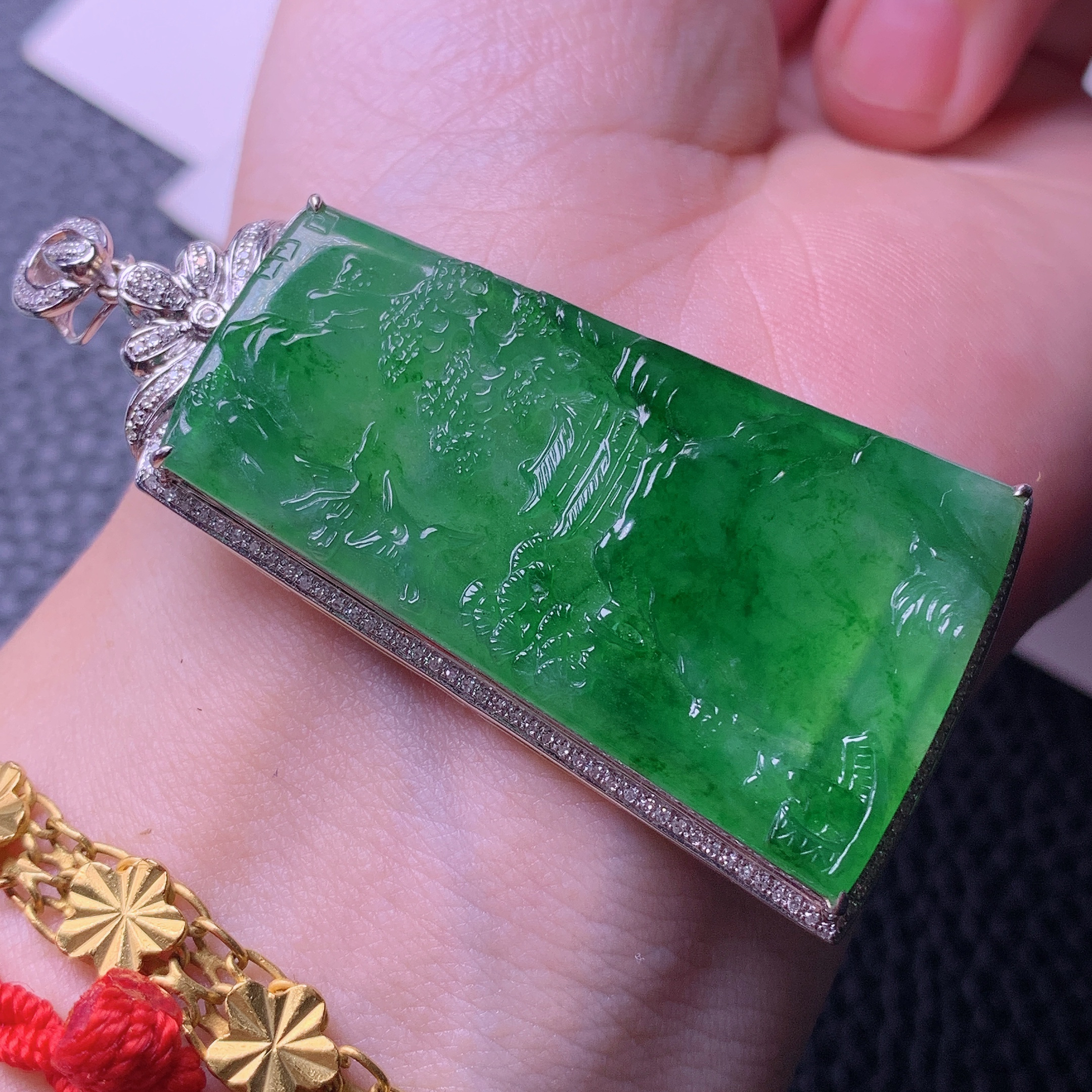 天然缅甸a货翡翠冰种满绿山水牌18k金钻镶嵌玉吊坠挂件