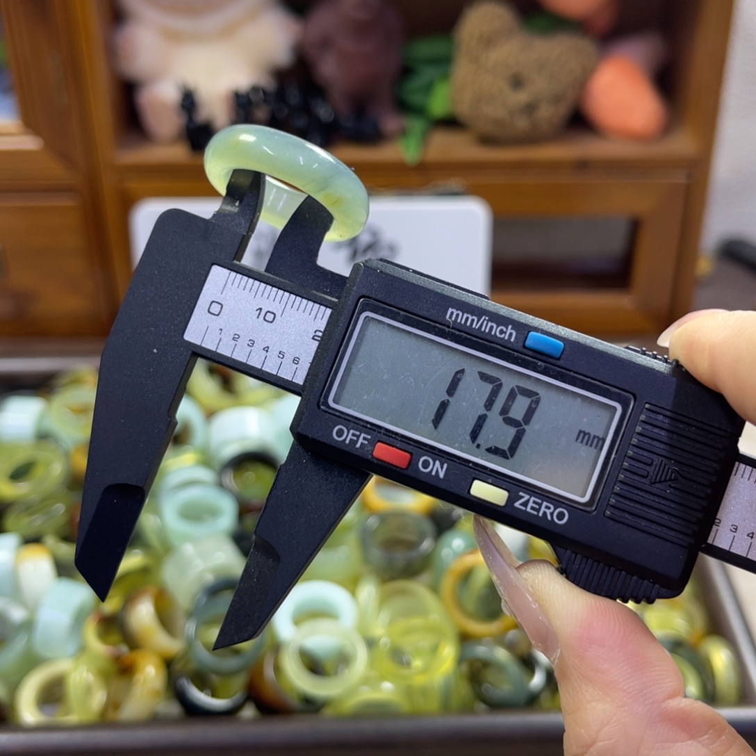 蛇纹石玉未镶嵌手镯120瑕疵
