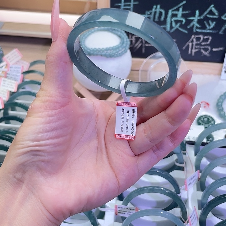 D***）翡翠手镯未镶嵌56-57圈