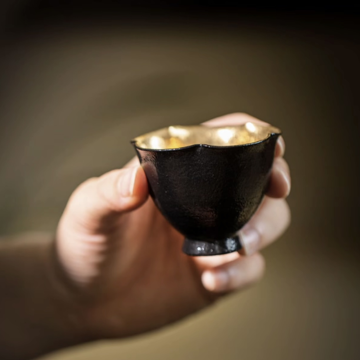景德镇霖松堂鎏金花口小圆杯