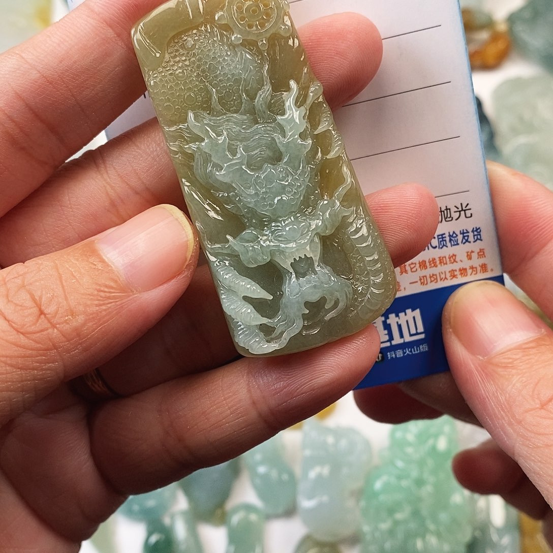 翡翠未镶嵌颈饰龙