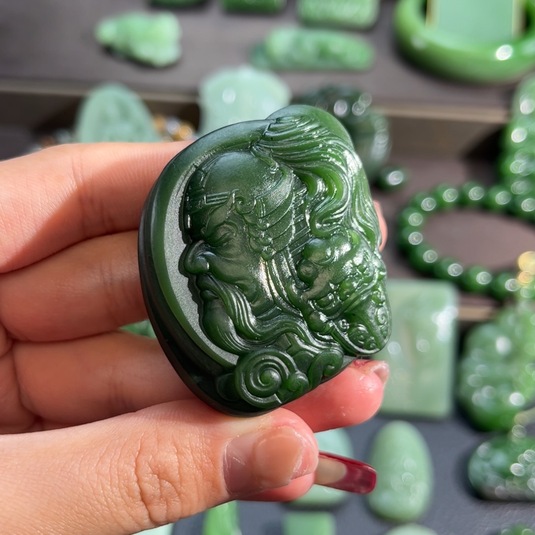 和田玉颈饰未镶嵌不****彩菠菜绿赵子龙定制