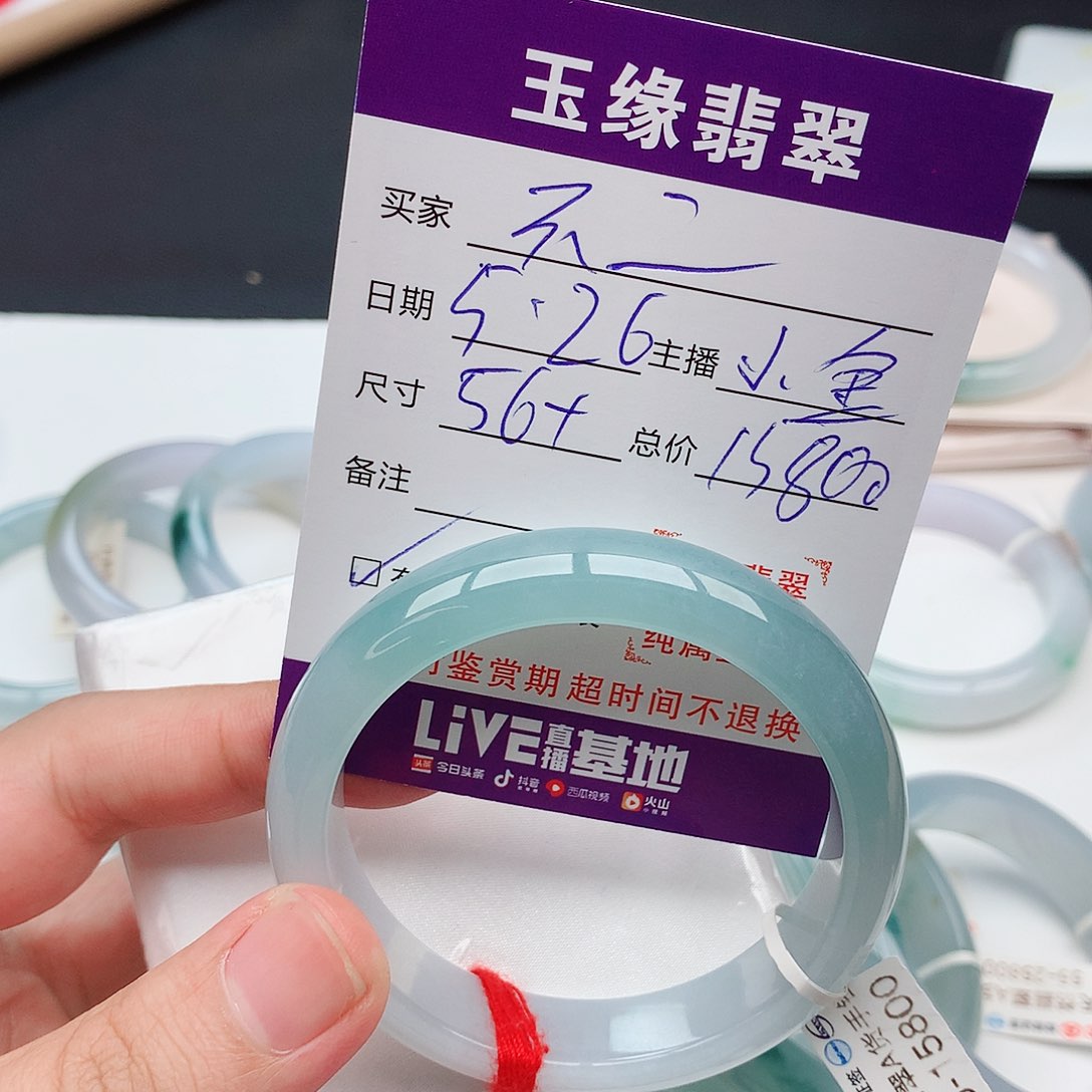 翡翠手镯未镶嵌不*酱天然翡翠手镯