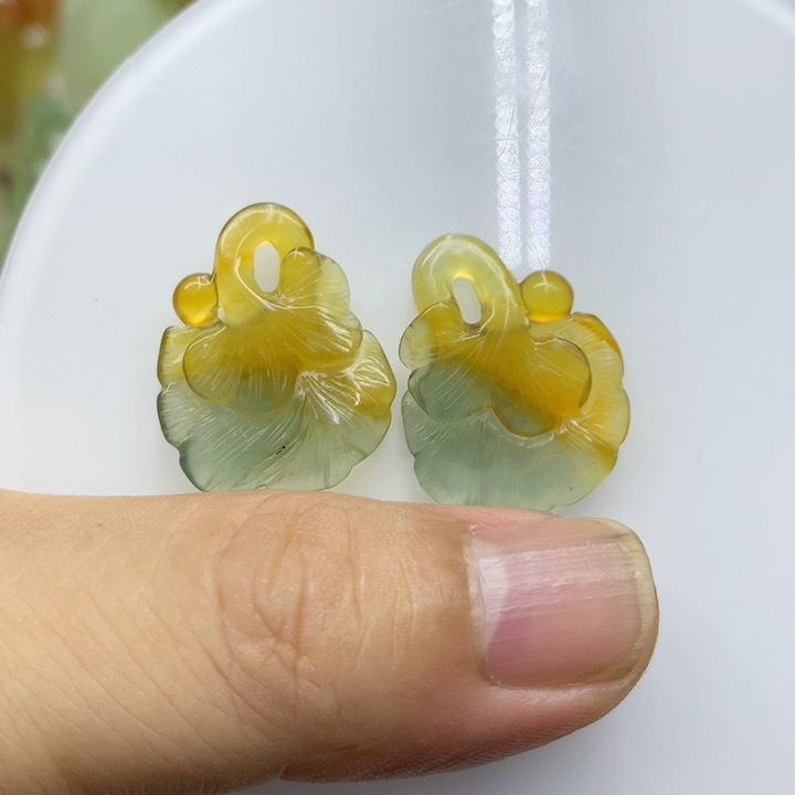 银杏叶耳饰  采用天然花玉精雕而成