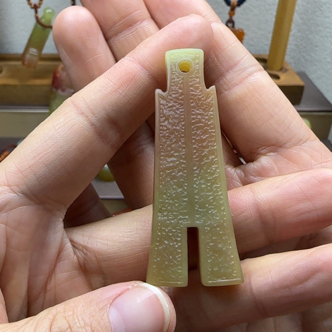 魏***魏蛇纹石玉未镶嵌颈饰