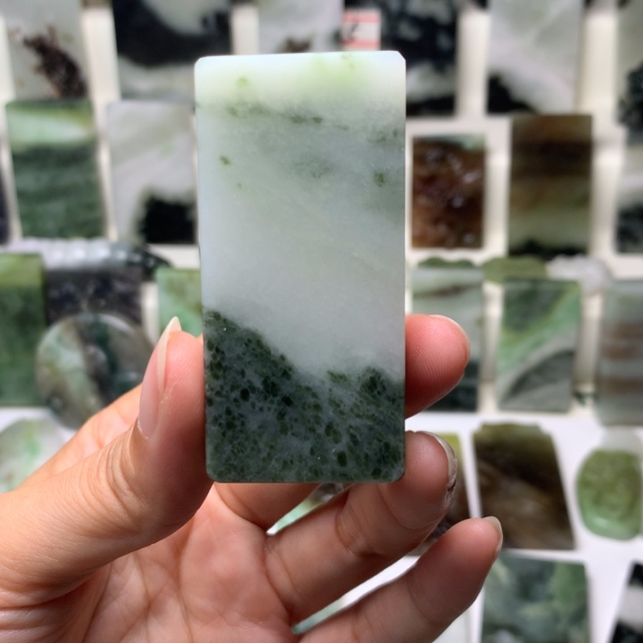 独山玉未镶嵌颈饰