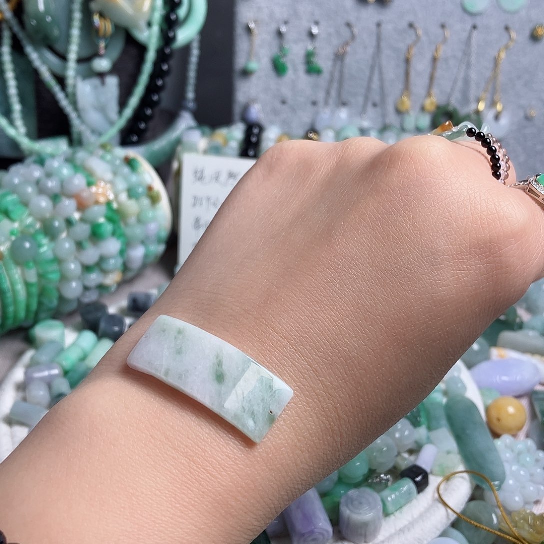 翡翠颈饰未镶嵌手牌