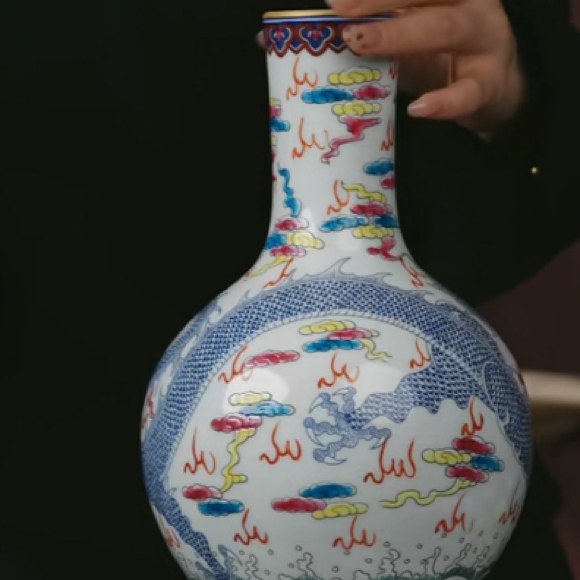 Y粉彩云龙纹天球瓶