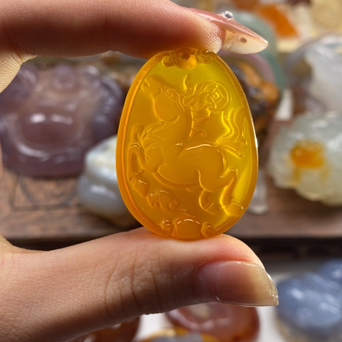 郑***贵玛瑙/玉髓未镶嵌颈饰