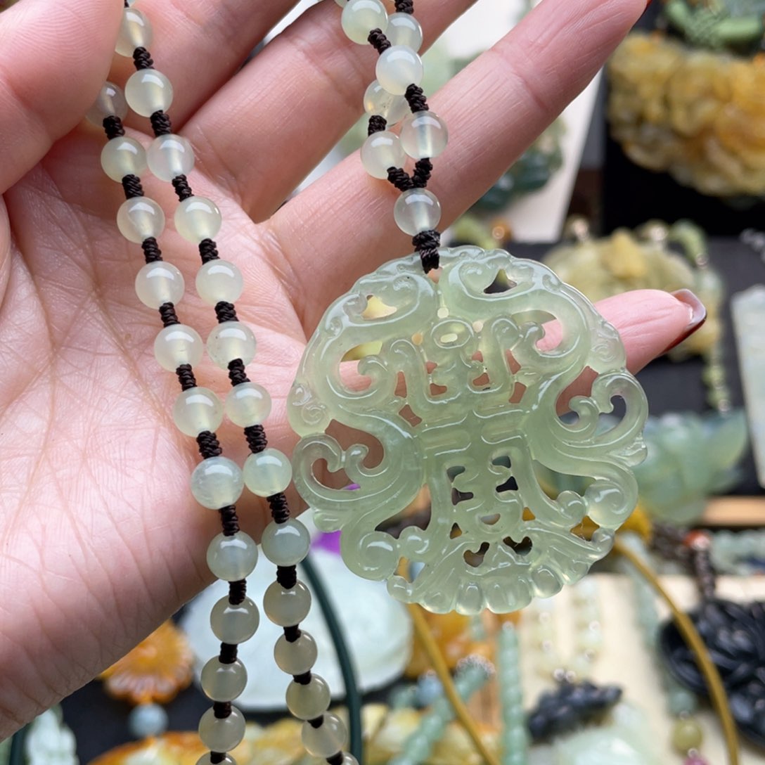 蛇纹石玉颈饰未镶嵌