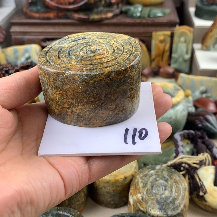 岫岩河磨玉（透闪石质玉）小摆件有瑕未镶嵌亚*