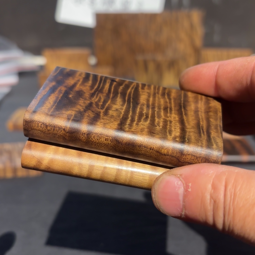 J***ㅤ金丝楠木无事牌一个