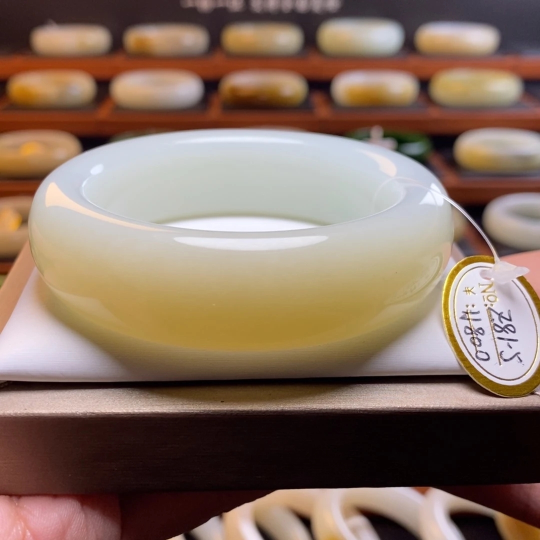 精品浅糖白和田玉糖手镯