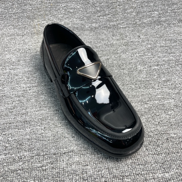 广州高品质商务休闲开边珠英伦风休闲男鞋黑色低帮圆头百搭漆皮