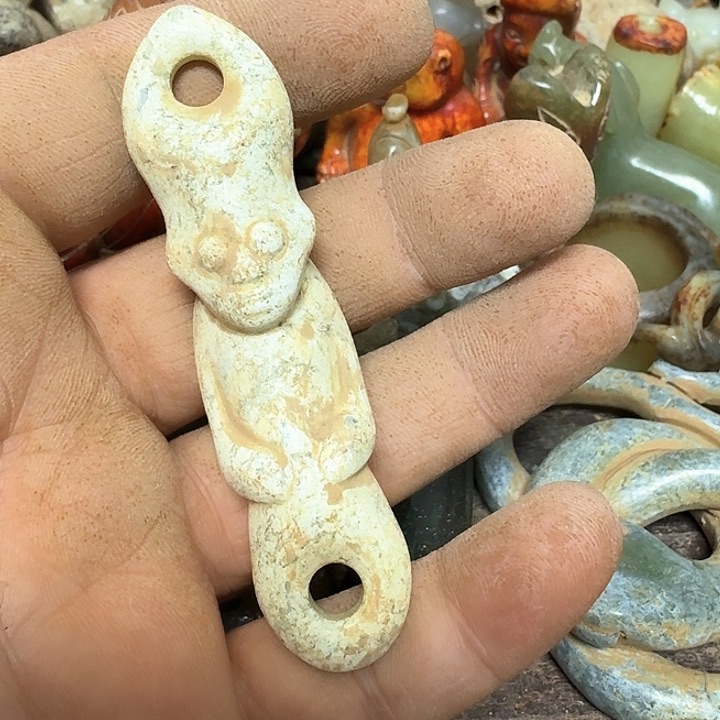 蛇纹石玉颈饰未镶嵌