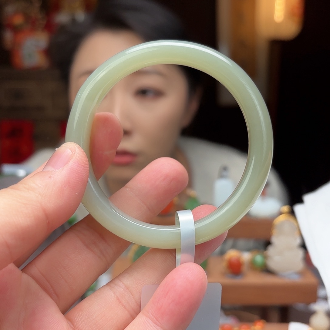 和田玉手镯未镶嵌dd21。手镯57.5