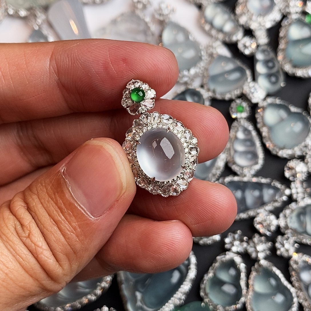 翡翠18K金镶嵌颈饰