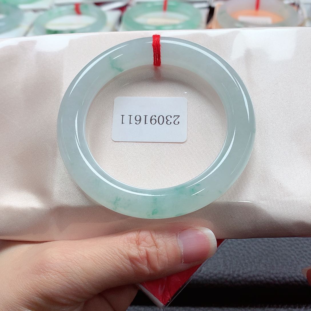 翡翠手镯（圆镯）未镶嵌天然A货翡翠手镯