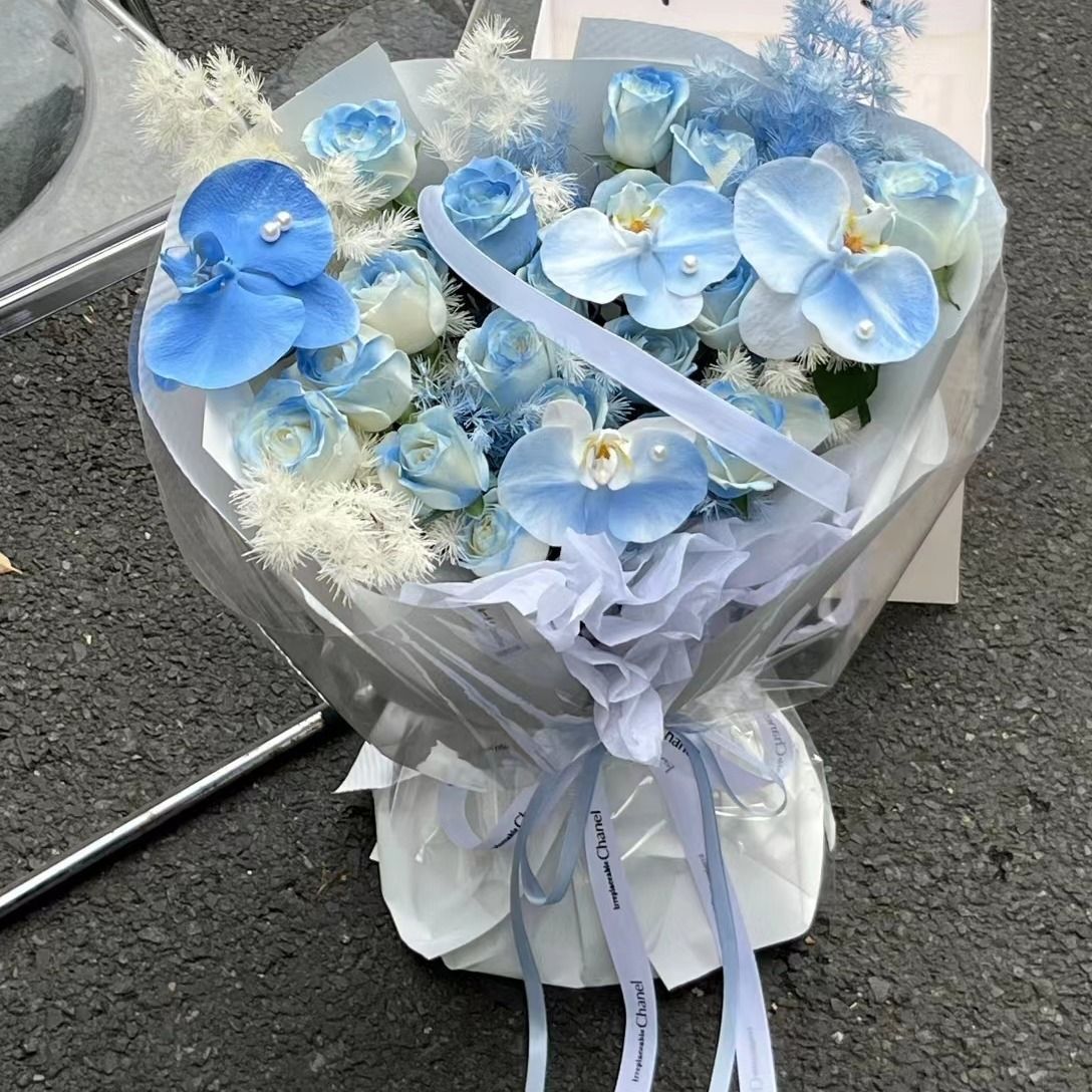 【不羁少年】4朵蝴蝶兰混搭13朵碎冰蓝玫瑰生日鲜花男士花束送女友送老婆送闺蜜喷色玫瑰