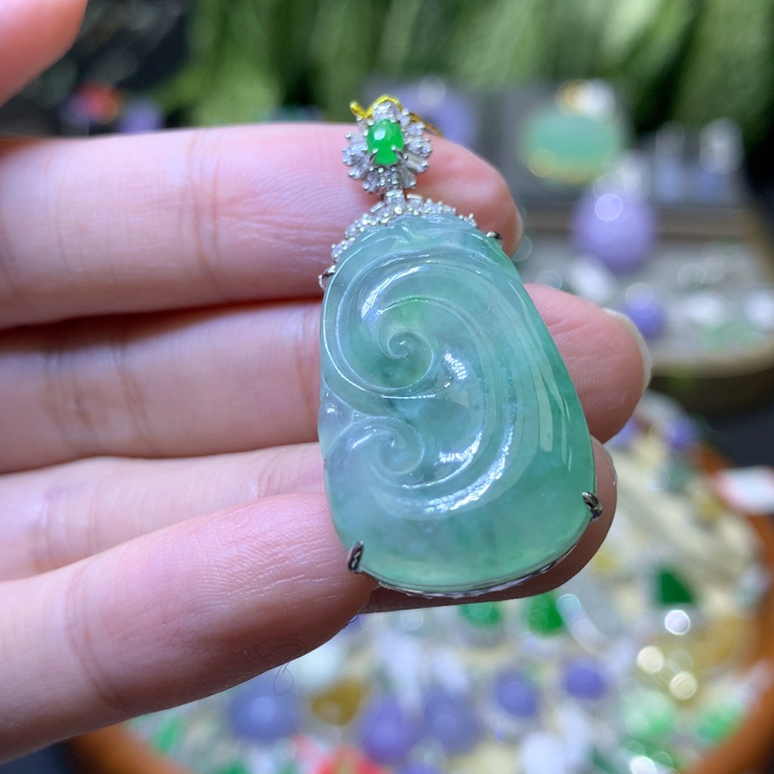 颈饰18K金镶嵌翡翠