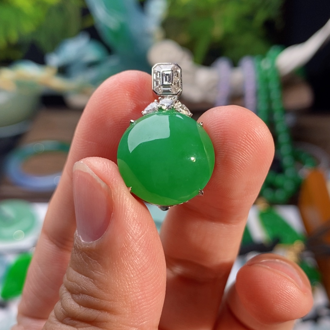 翡翠颈饰18K金镶嵌正圆大绿蛋吊坠