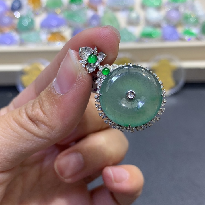 翡翠颈饰18K金镶嵌翡翠