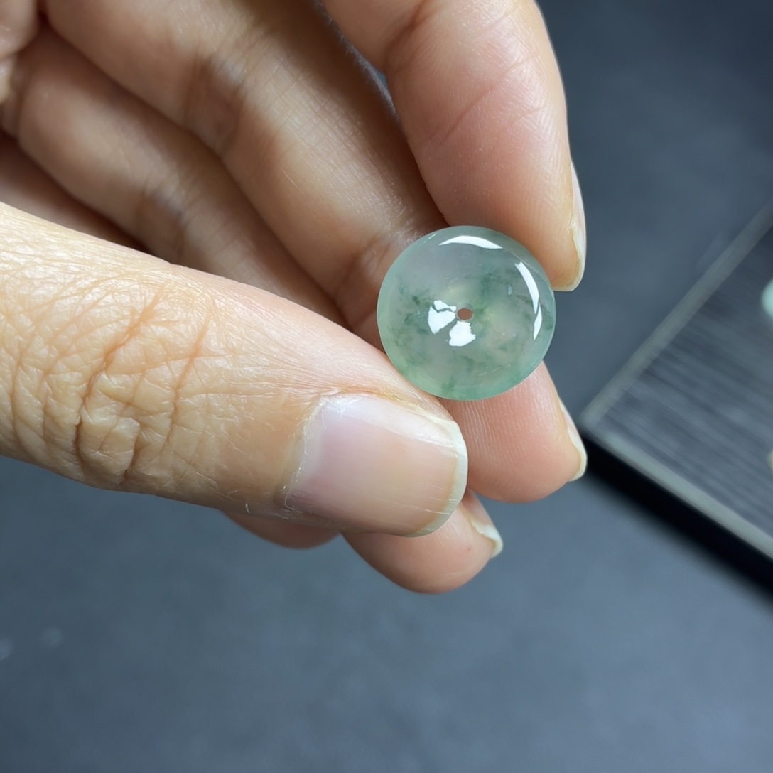 翡翠未镶嵌颈饰平安扣